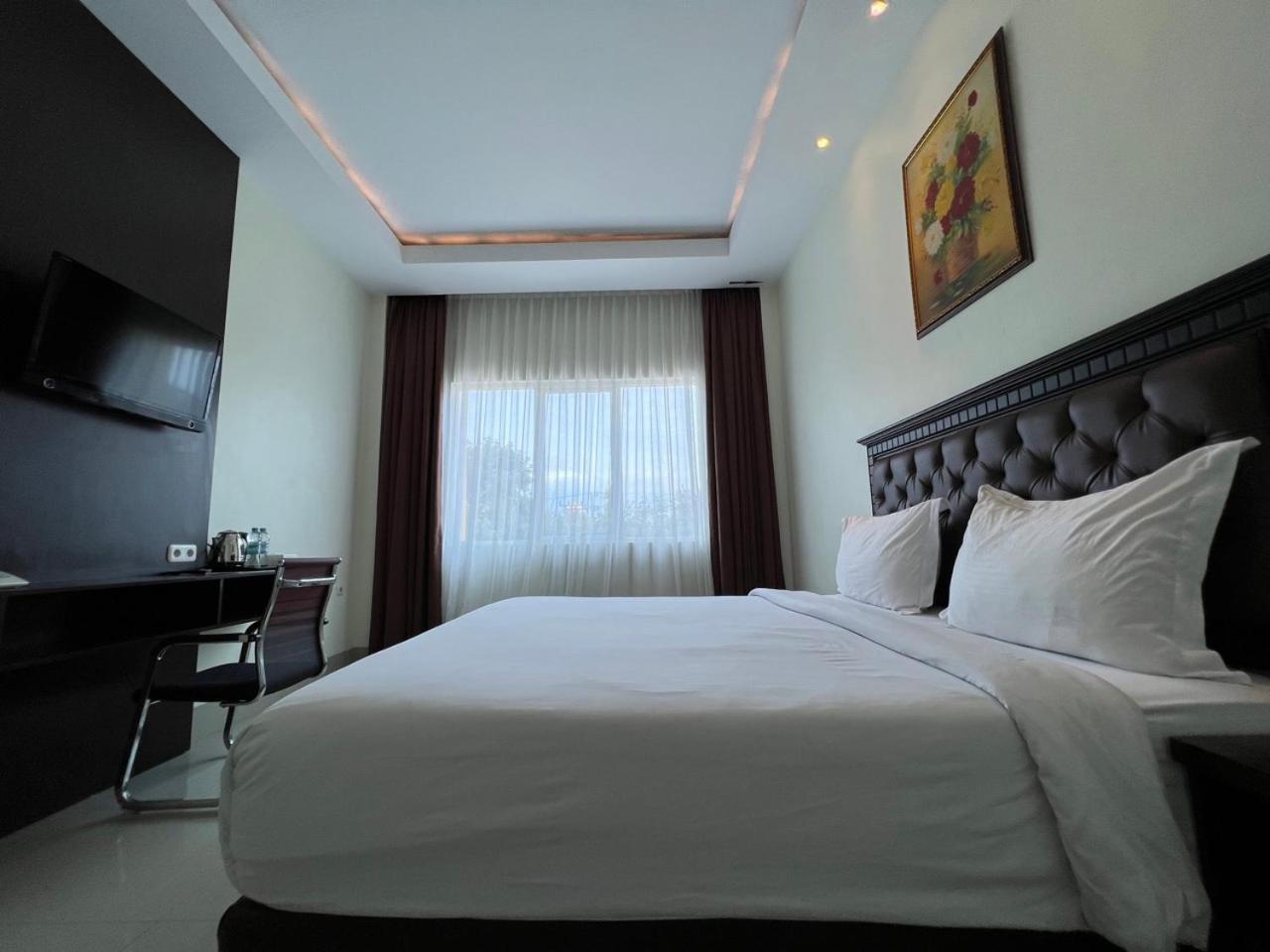 Kirei Hotel Bantaeng Exterior photo